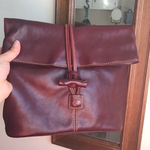Crimson toggle crossbody